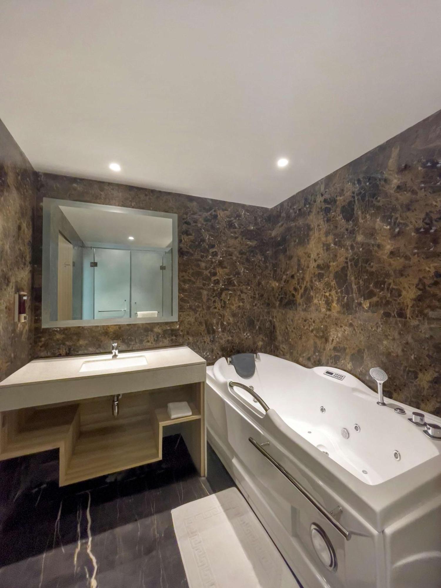 Radisson Hotel Bareilly Airport Bagian luar foto